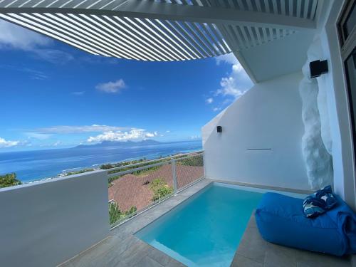 普纳奥亚Ninamu Pearl Guest House的阳台享有海景。