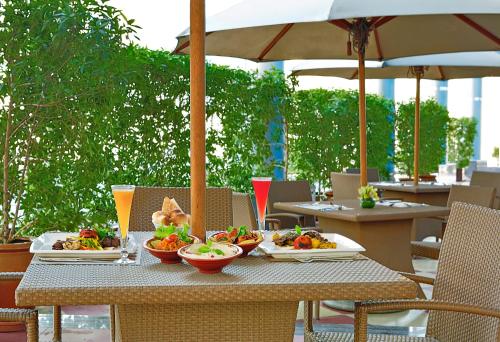 迪拜城市季节酒店餐厅或其他用餐的地方