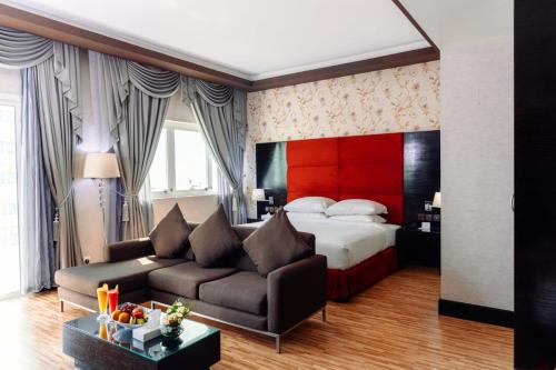 拉斯阿尔卡麦红树林酒店的酒店客房设有一张沙发和一张床