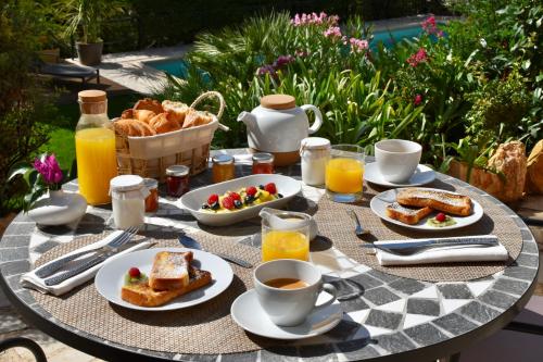 卡布里Les Hauts de la Riviera的包括烤面包和面包及果汁的早餐桌