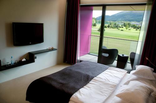 切拉德纳三浦酒店的酒店客房设有一张床和一个大窗户