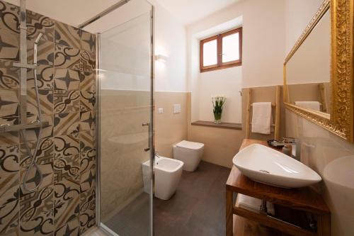 奥维多Nel cuore di Orvieto的带淋浴、盥洗盆和卫生间的浴室