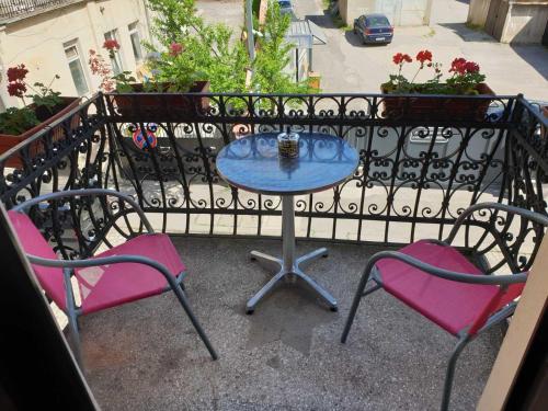 索非亚KM!Sofia - Стаи за гости的阳台配有一张桌子和两把椅子