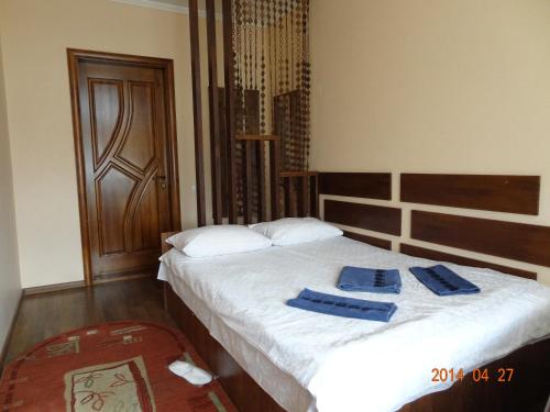Solonka伯格玛汽车旅馆的一间卧室配有两张床和蓝色毛巾。