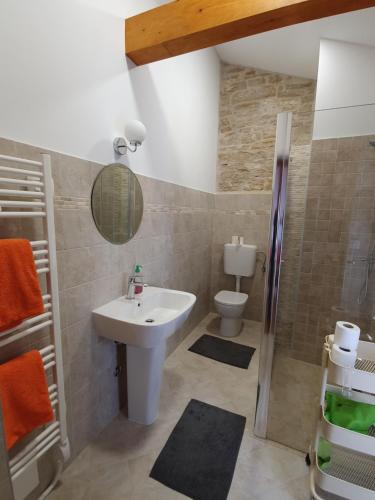 布耶Casa dei Boscarini的一间带水槽和卫生间的浴室