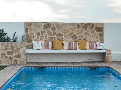 贝尔蒙特因苏拉巴拉塔日亚旅馆的游泳池旁的长凳