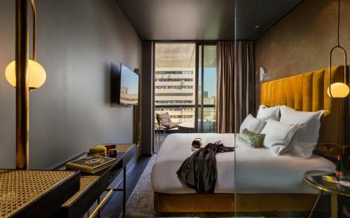 耶路撒冷Brown Machne Yehuda, a member of Brown Hotels的酒店客房设有一张床和一个阳台。