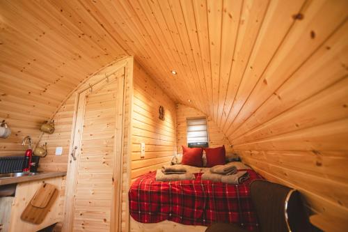 罗伊桥Highland & Transylvania Glamping Pods的小木屋内的卧室,配有一张床