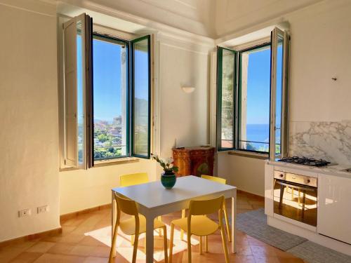 斯卡拉Antica Dimora Amalfi Coast的厨房配有桌椅和窗户。