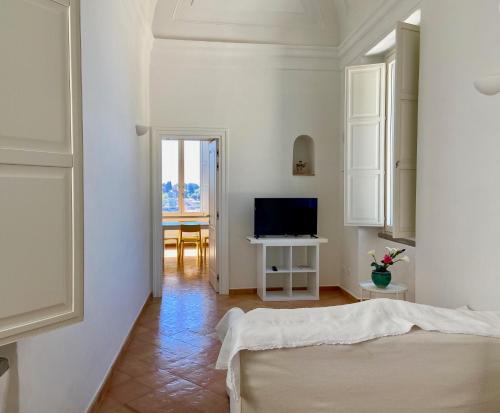 斯卡拉Antica Dimora Amalfi Coast的白色的客房配有床和电视