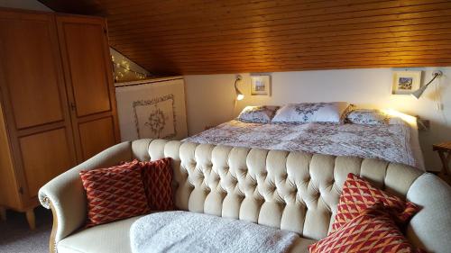 申瓦尔德Ferienhaus Lucia, App.11的一间卧室配有一张床和一张带枕头的沙发。