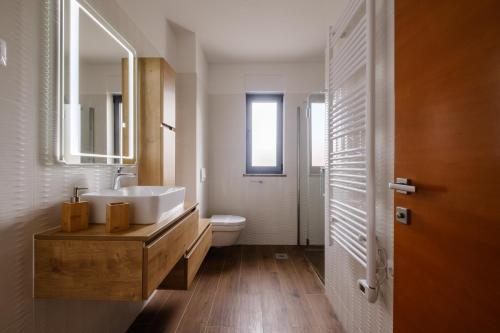 Apartments Luana with private jacuzzi的一间浴室