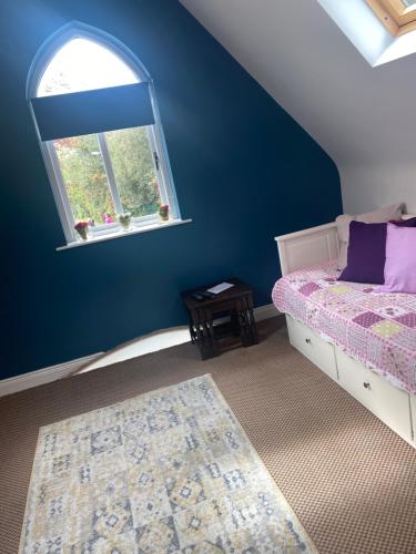 罗斯特雷弗The Willows Lovely Double Apartment的蓝色的卧室设有床和窗户