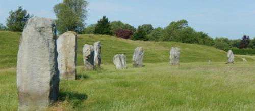CherhillAnnexe in Cherhill, opposite Cherhill White Horse的一块田野中一群大型的石块