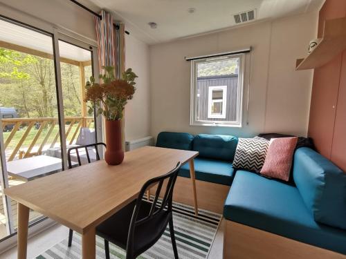 GoebelsmuhleChalet Gringlee的客厅配有蓝色的沙发和桌子