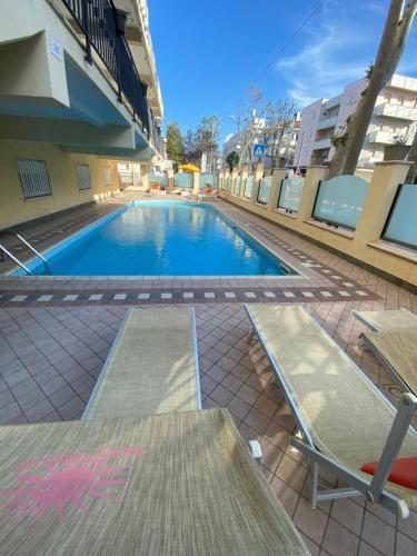 里米尼阿泰德酒店的一座建筑物中央的游泳池