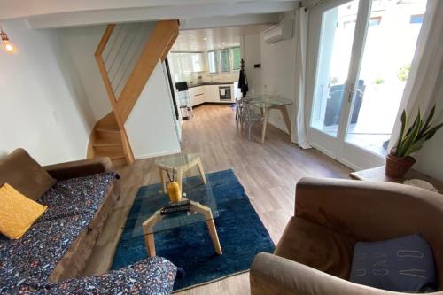 安锡Tiny House - town house in the centre of Annecy terrace & air conditioning的客厅配有沙发和桌子