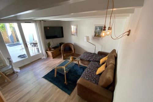 安锡Tiny House - town house in the centre of Annecy terrace & air conditioning的带沙发和电视的客厅