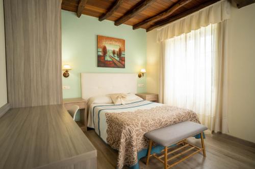 里瓦德奥厄尔尼诺皮纳尔酒店的卧室配有床、椅子和窗户。
