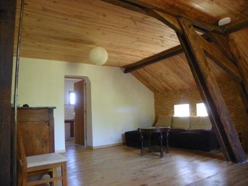 Thiviersgite 2-6 personne en Périgord的客厅配有沙发和桌子