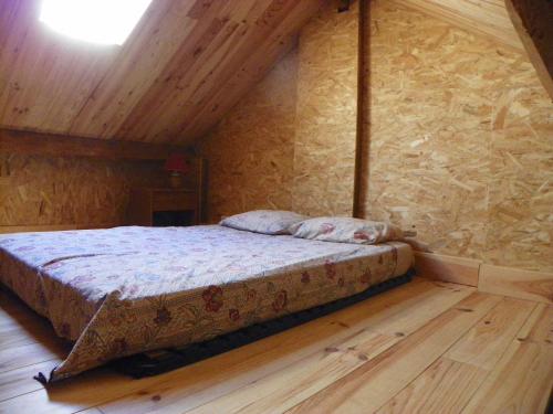 Thiviersgite 2-6 personne en Périgord的木地板客房的一张床位