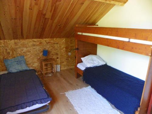 Thiviersgite 2-6 personne en Périgord的小木屋内带两张床的房间