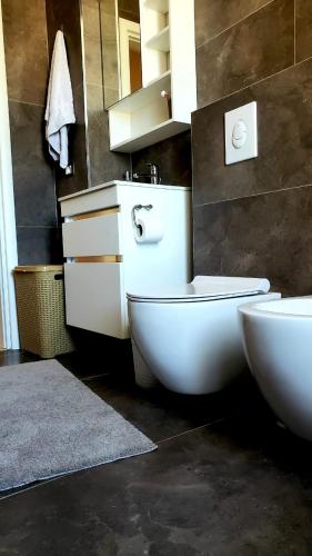 奥里库姆Louis Appartment的浴室配有白色卫生间和盥洗盆。