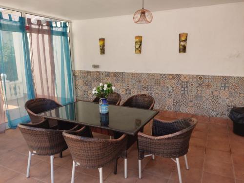 圣米格尔德萨利纳斯Villa Castillo Nuevo with optional Heated Private Pool的一间设有玻璃桌和椅子的用餐室