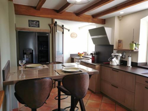 维逊拉洛梅尼康帕涅度假屋的厨房配有桌子和一些椅子