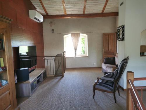 维逊拉洛梅尼康帕涅度假屋的客厅配有电视、沙发和窗户。