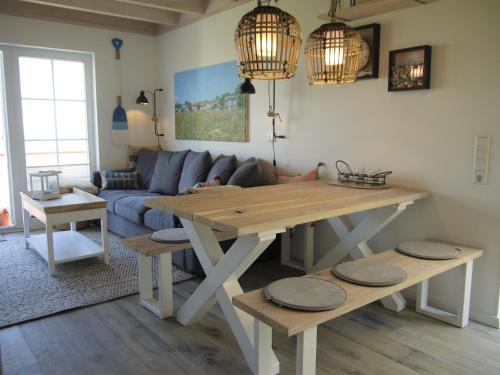 希尔克道夫Ferienhaus Oceanview的客厅配有桌子和沙发