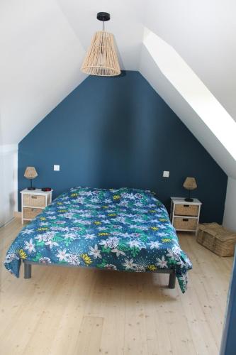班戈Maison Belle-Ile en Mer的一间卧室配有一张蓝色墙壁的床