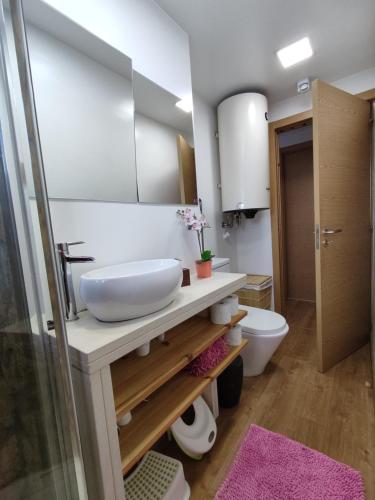 里斯本Best house airport lisbon的一间带水槽和卫生间的浴室