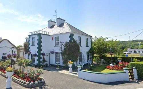 MilltownBruckless Rest - Fine Country Living的前面有鲜花的大白色房子