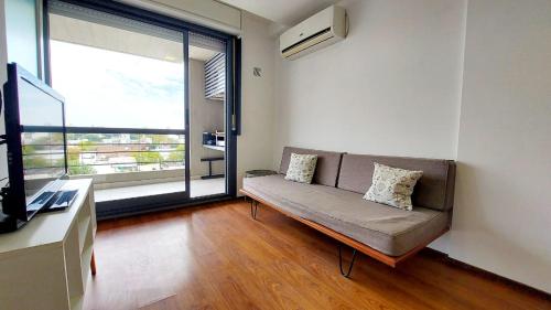 罗萨里奥1 dormitorio - zona Pichincha - Nuevo的带沙发和大窗户的客厅