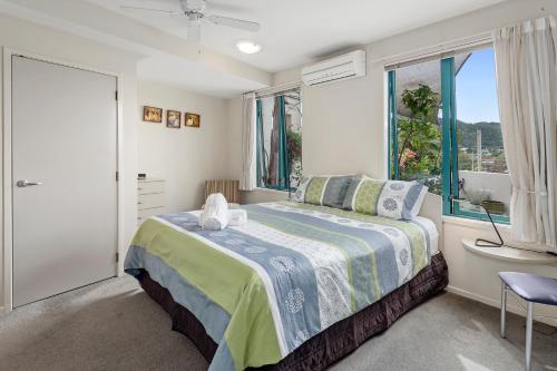 旺阿雷帕克希尔住宿加早餐旅馆的一间卧室设有一张床和一个窗口