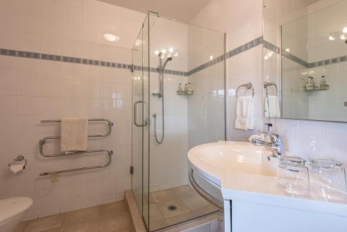 旺阿雷帕克希尔住宿加早餐旅馆的一间带玻璃淋浴和水槽的浴室
