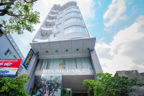 岘港Thanh Lan - City River View Hotel的带有读哈姆林兰的标志的建筑