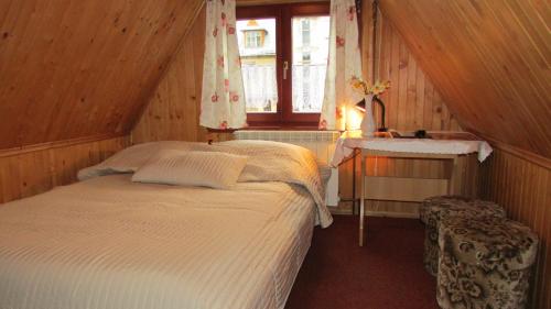 扎科帕内德瓦伊迪斯别墅酒店的一间卧室配有一张床、一张桌子和一个窗户。