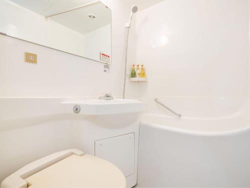 松本松本普乐美雅凯宾酒店的白色的浴室设有卫生间和水槽。