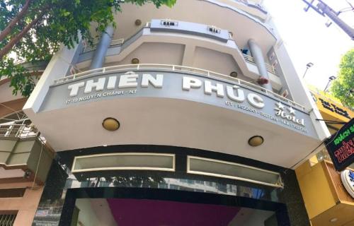 芽庄Thien Phuc Hotel的带有读钛加的标志的建筑