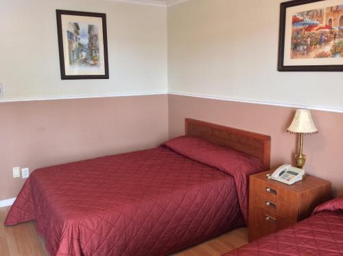 加蒂诺奥伯格度拉比彻姆酒店的一间卧室配有两张床,在床头柜上配有一部电话