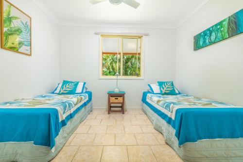 蒂蒂卡韦卡Island Time Villas的客房设有两张床和窗户。