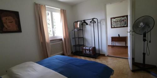 苏黎世HELVETIA 2 Zimmer Apartment mit Parkplatz的一间卧室设有蓝色的床和窗户。