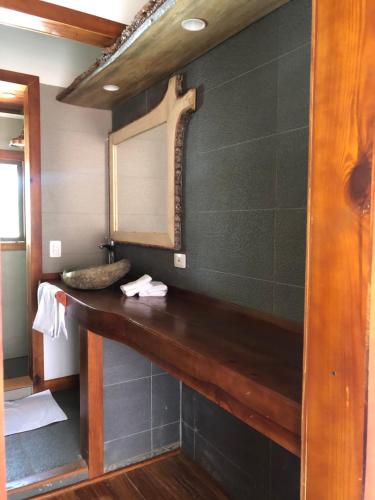 圣安德烈斯Miraflores Boutique Hotel Adults Only的一间带木制柜台和镜子的浴室