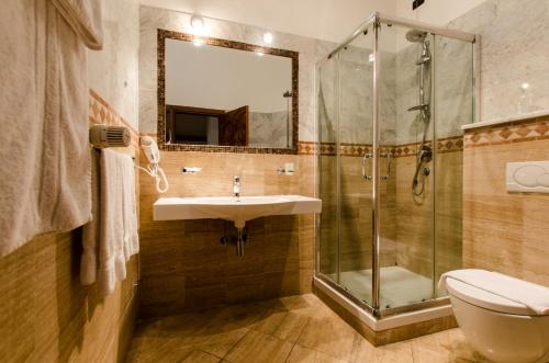 陶尔米纳Splendid Hotel Taormina的一间带水槽和淋浴的浴室