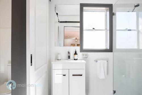 古尔本Elements Of Goulburn II的白色的浴室设有水槽和镜子