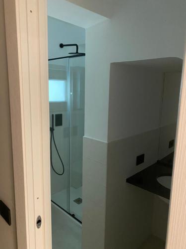 切尔沃港Petit Porto Cervo的浴室里设有玻璃门淋浴