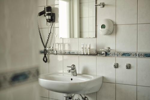 索拉索拉海滨酒店的白色的浴室设有水槽和镜子