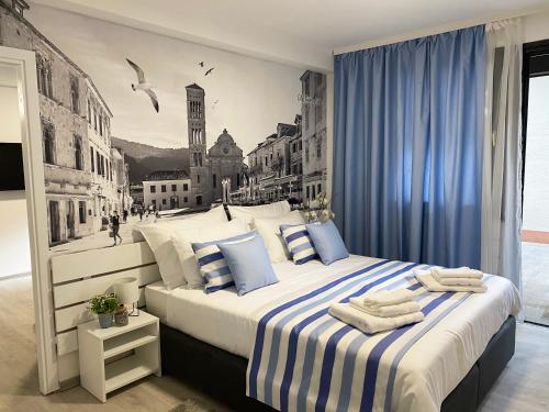 巴什卡沃达Family Resort Urania的一间卧室配有一张带蓝色窗帘的大床